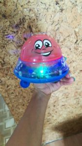 Revisión de fotos de juguetes de agua con rociador de baño para niños