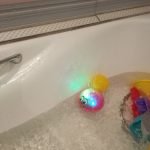 Revisión de fotos de juguetes de agua con rociador de baño para niños