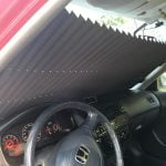 Revisão fotográfica da cortina de proteção UV do pára-brisa retrátil do carro