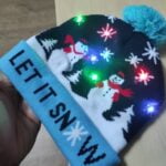 Revisión de fotos de gorro de punto navideño con iluminación LED
