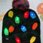 Revisión de fotos de gorro de punto navideño con iluminación LED