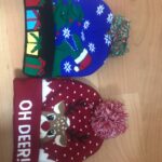 Revisión de fotos de gorro de punto navideño con iluminación LED