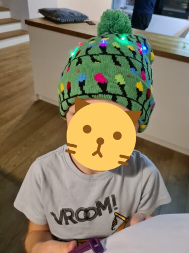 Revisión de fotos de gorro de punto navideño con iluminación LED