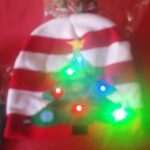 Revisión de fotos de gorro de punto navideño con iluminación LED