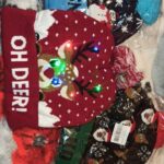 Revisión de fotos de gorro de punto navideño con iluminación LED